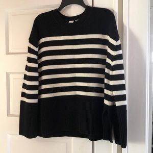 Black and white oversized Gap sweater